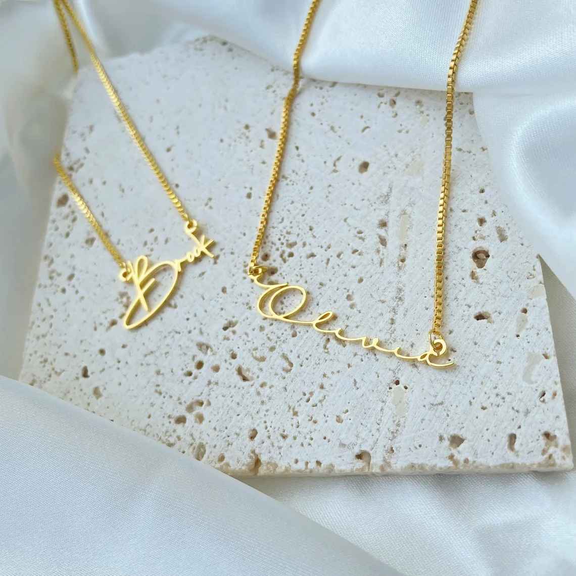 Fiona™ - Handgjord personlig namnhalsband