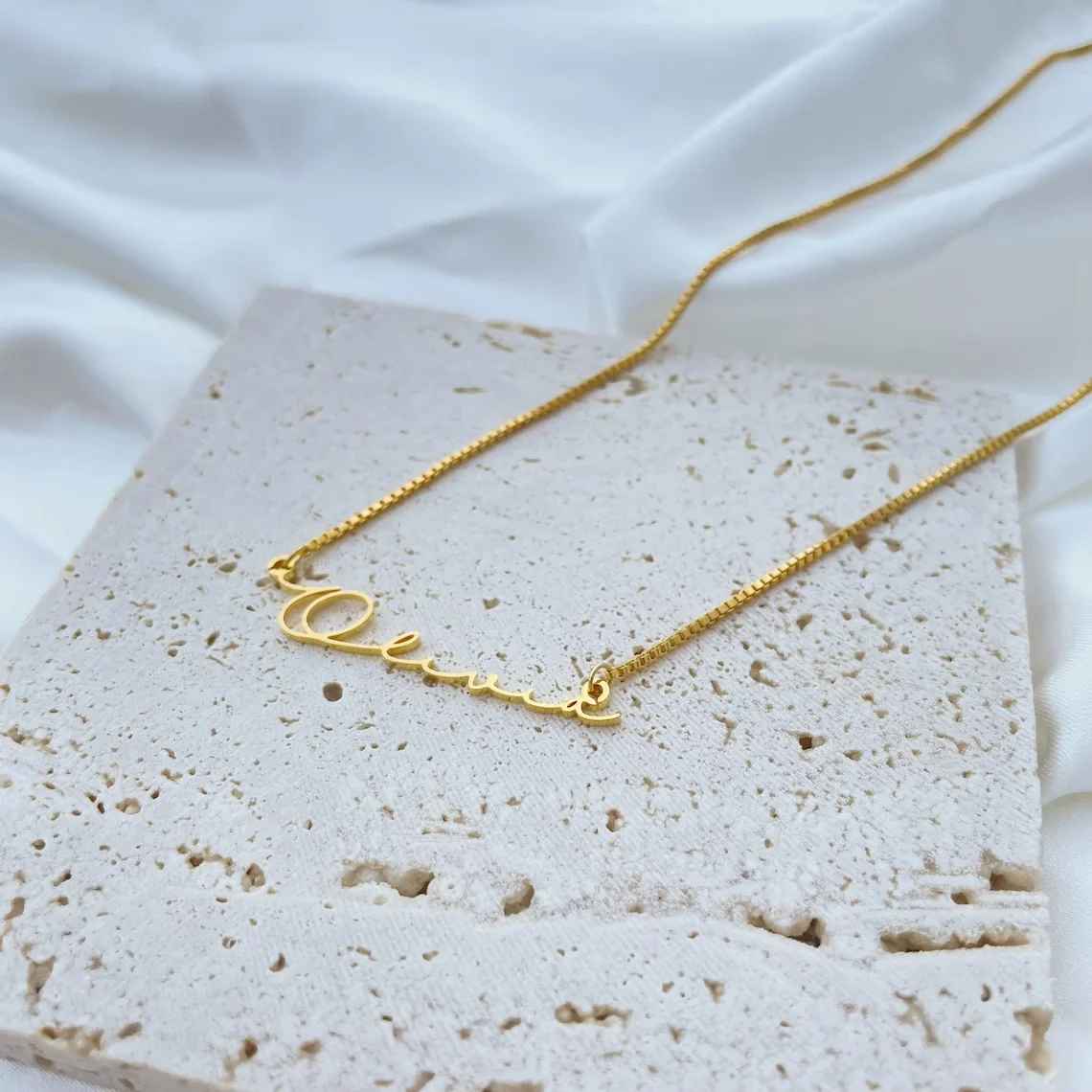 Fiona™ - Handgjord personlig namnhalsband
